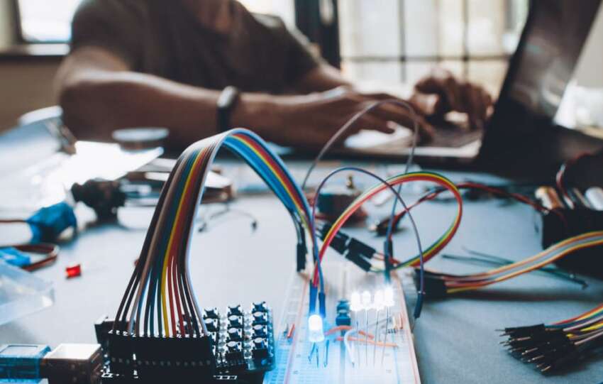 Schmuckbild Student, der in an einem elektronischen Versuchsaufbau arbeitet