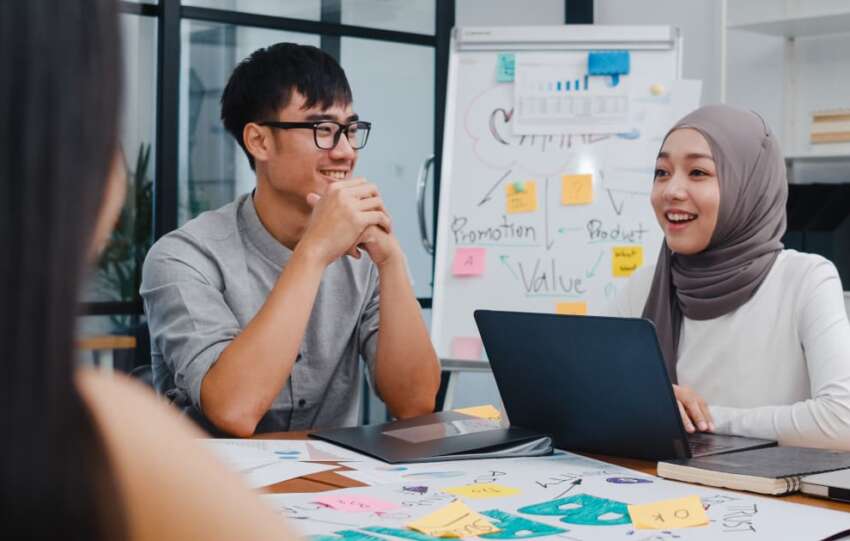 Multiethnische Gruppe von Studierenden, die im Brainstorming Ideen diskutieren