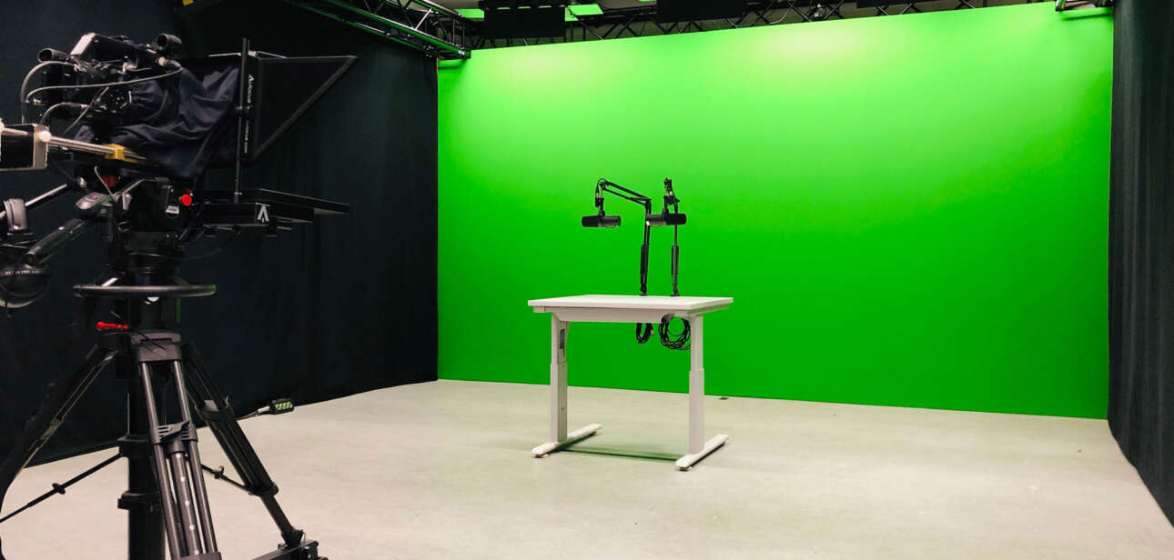 Greenscreen-Studio des Medienbüros am Standort Deutz mit Kamera und Mikrofonen