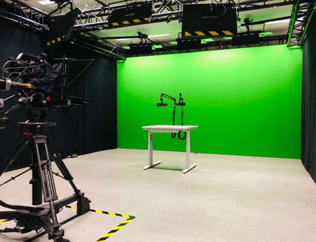 Greenscreen-Studio des Medienbüros am Standort Deutz mit Kamera und Mikrofonen