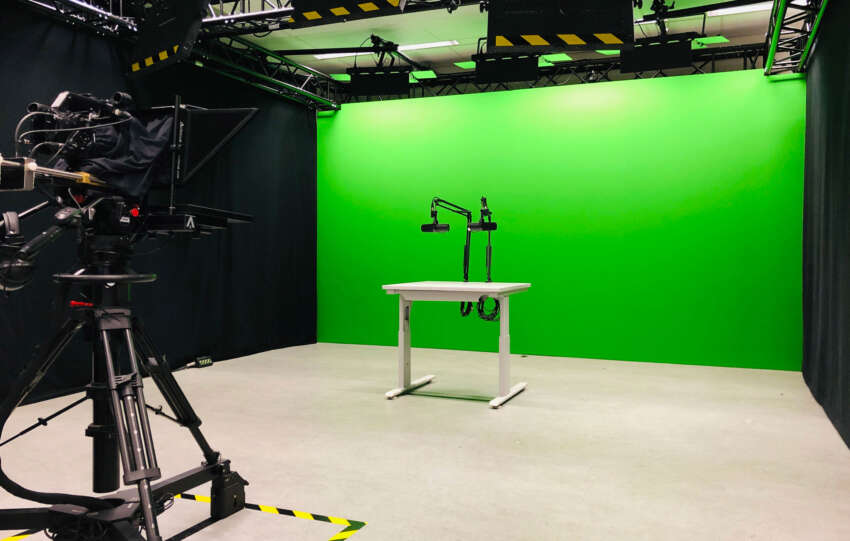 Greenscreen-Studio des Medienbüros am Standort Deutz mit Kamera und Mikrofonen