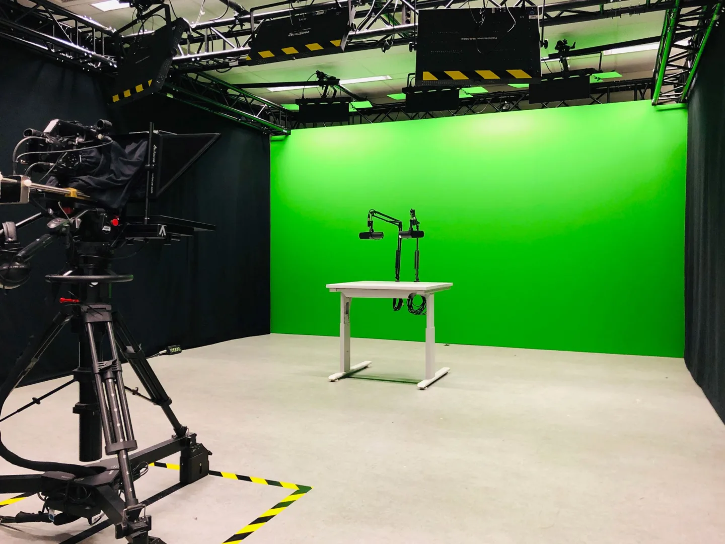 Greenscreen-Studio des Medienbüros am Standort Deutz mit Kamera und Mikrofonen