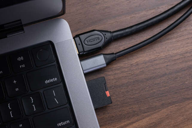 Dekobild: USB C Adapter mit verschiedenen Anschlüssen wie HDMI und USB
