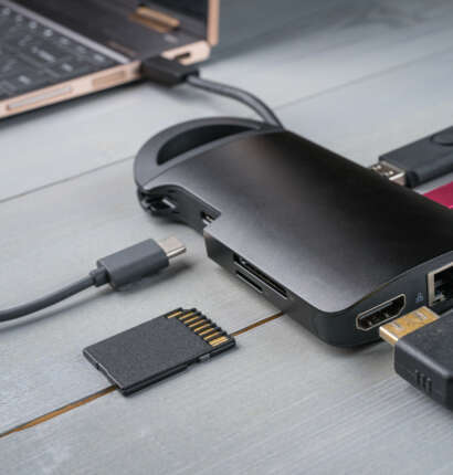 Dekobild: USB C Adapter mit verschiedenen Anschlüssen wie HDMI und USB