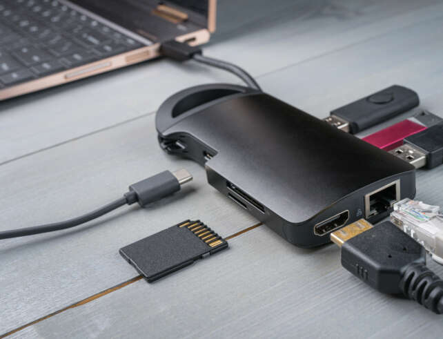 Dekobild: USB C Adapter mit verschiedenen Anschlüssen wie HDMI und USB