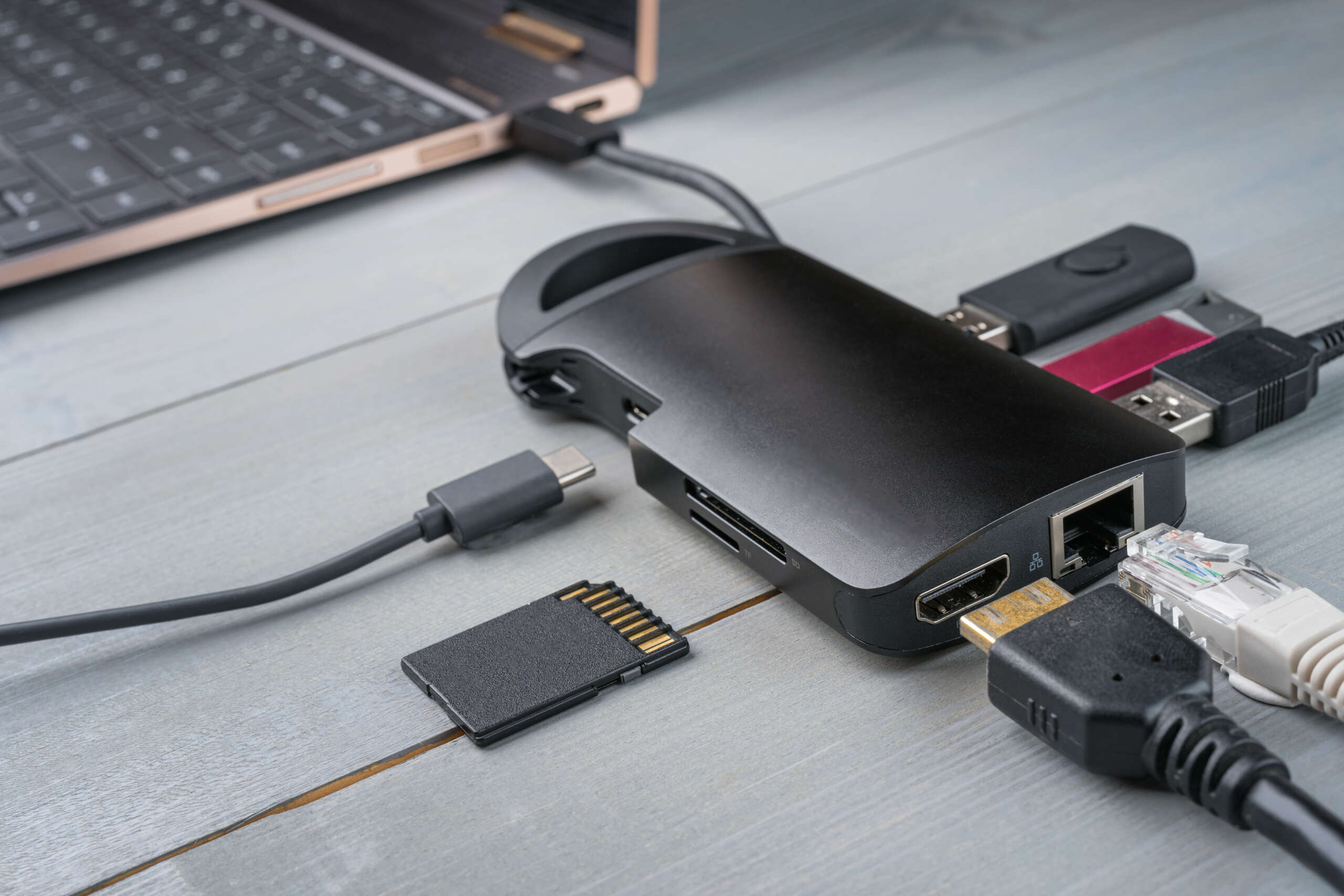 Dekobild: USB C Adapter mit verschiedenen Anschlüssen wie HDMI und USB