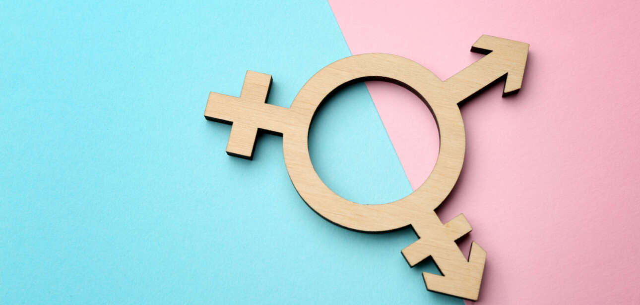 Das Transgendersymbol auf einem farbigen Untergrund