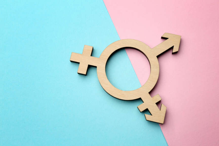 Das Transgendersymbol auf einem farbigen Untergrund
